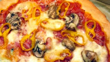 Pizza lardons, poivrons et champignons