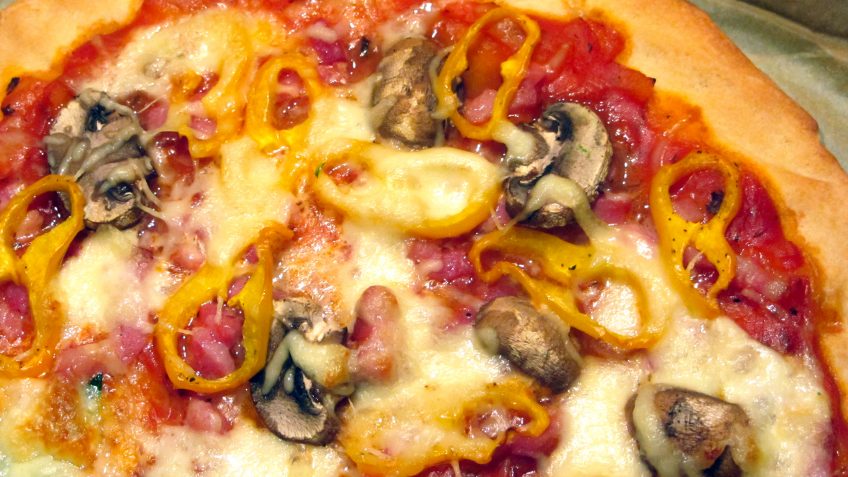 Pizza lardons, poivrons et champignons