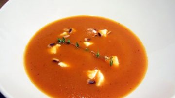 Soupe italienne à la tomate et mozzarella