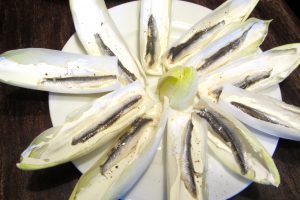 feuilles de chicon avec fromage et anchois